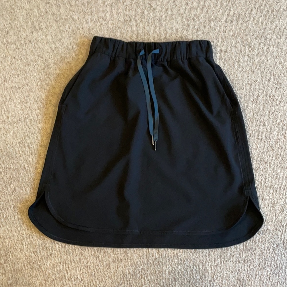 Lululemon black skirt size 4